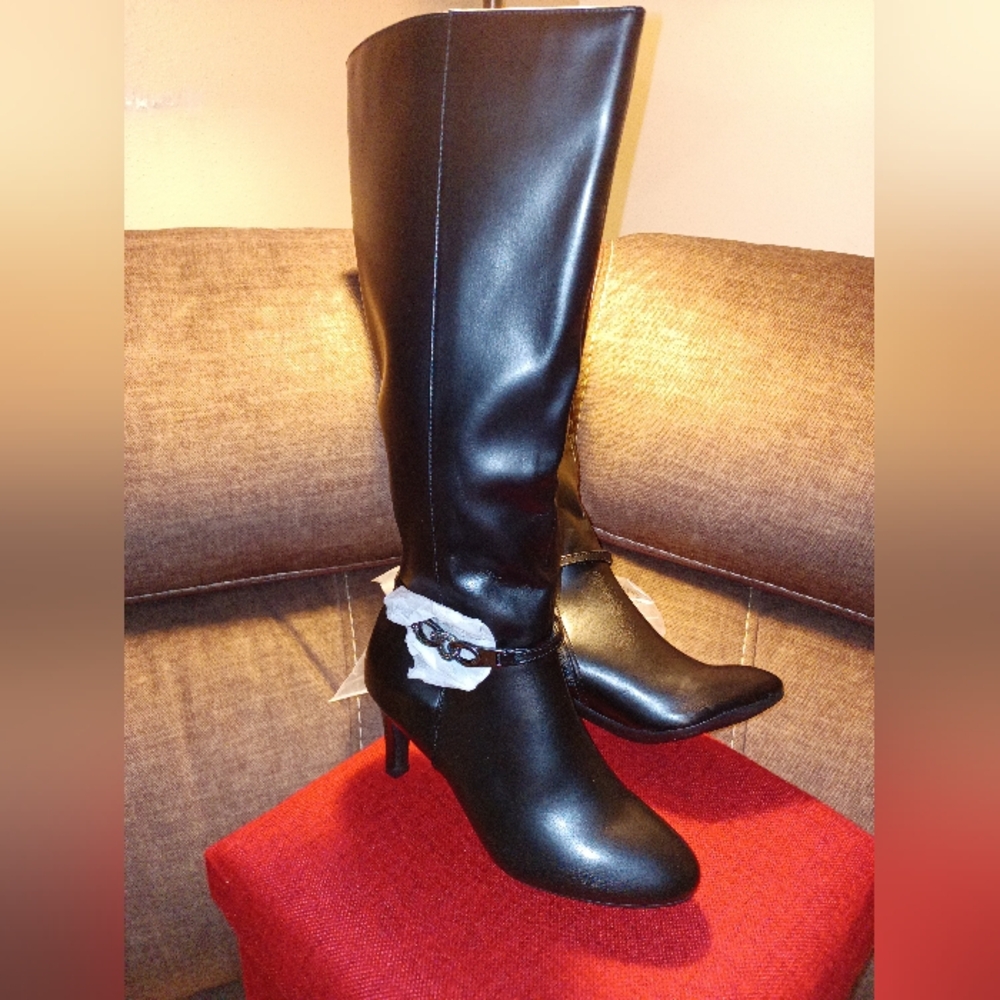 Black Women's Unbranded Knee High Boots Will Zipper Closer. NWOT Size 5M
